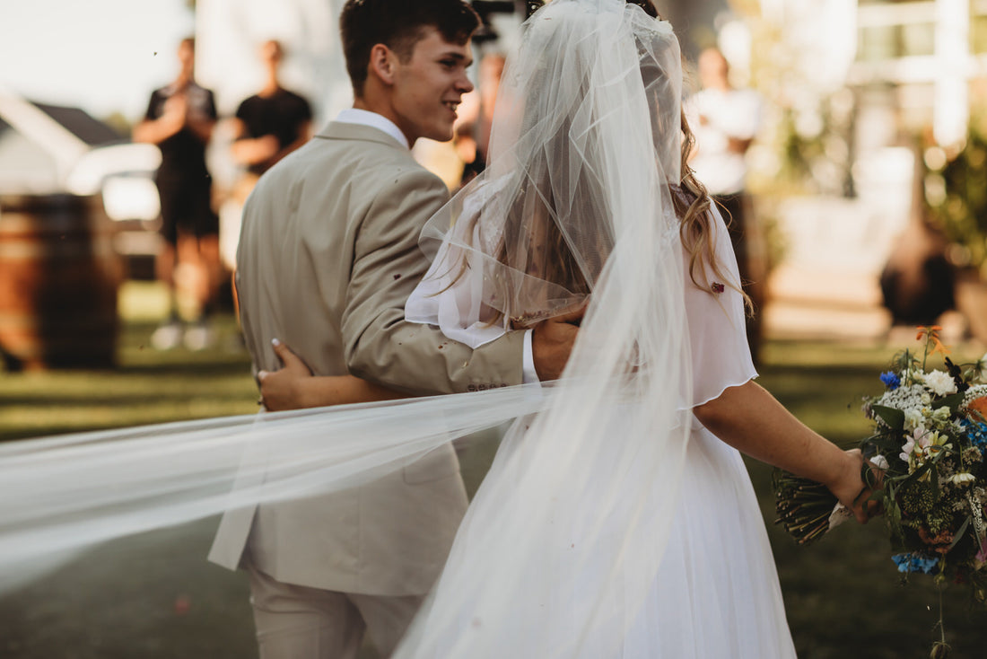 How to Wear a Long Wedding Veil for your Outdoor Ceremony